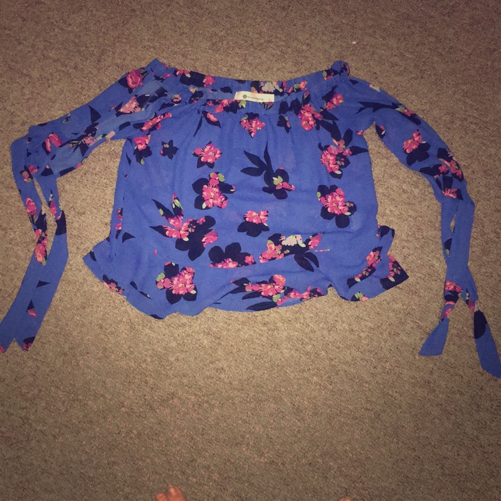 Floral blouse w/ tie sleeves